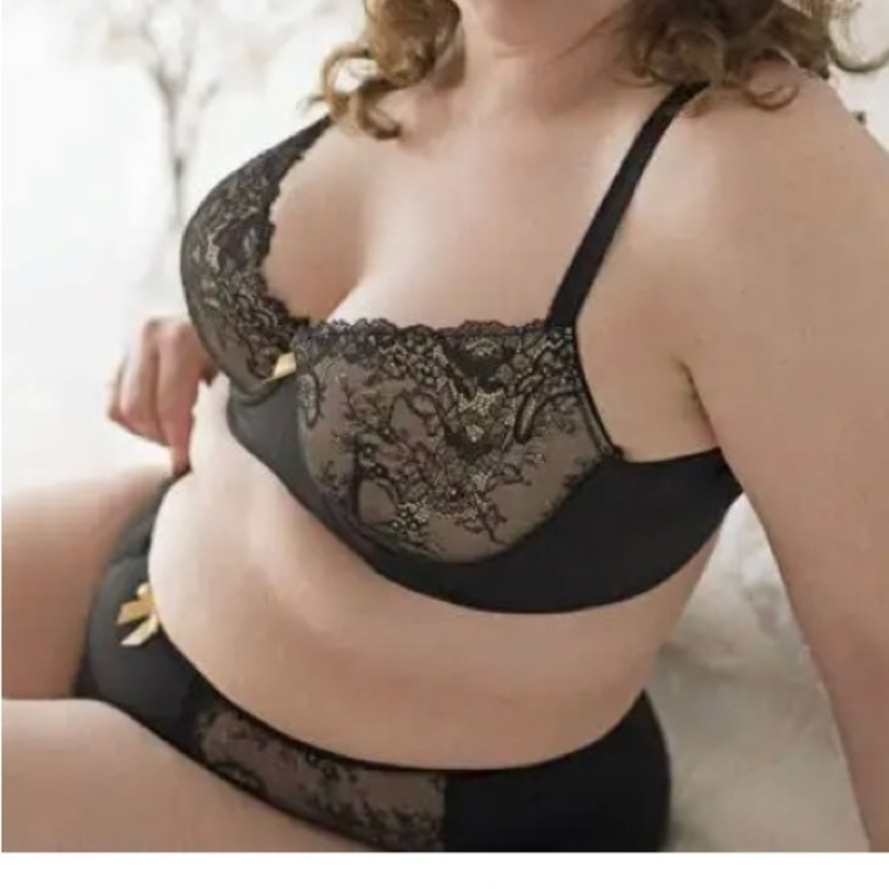 Lady‎ Emprezz 44D black bra.  Lace detail on beige padded cups.  Underwire.  EUC